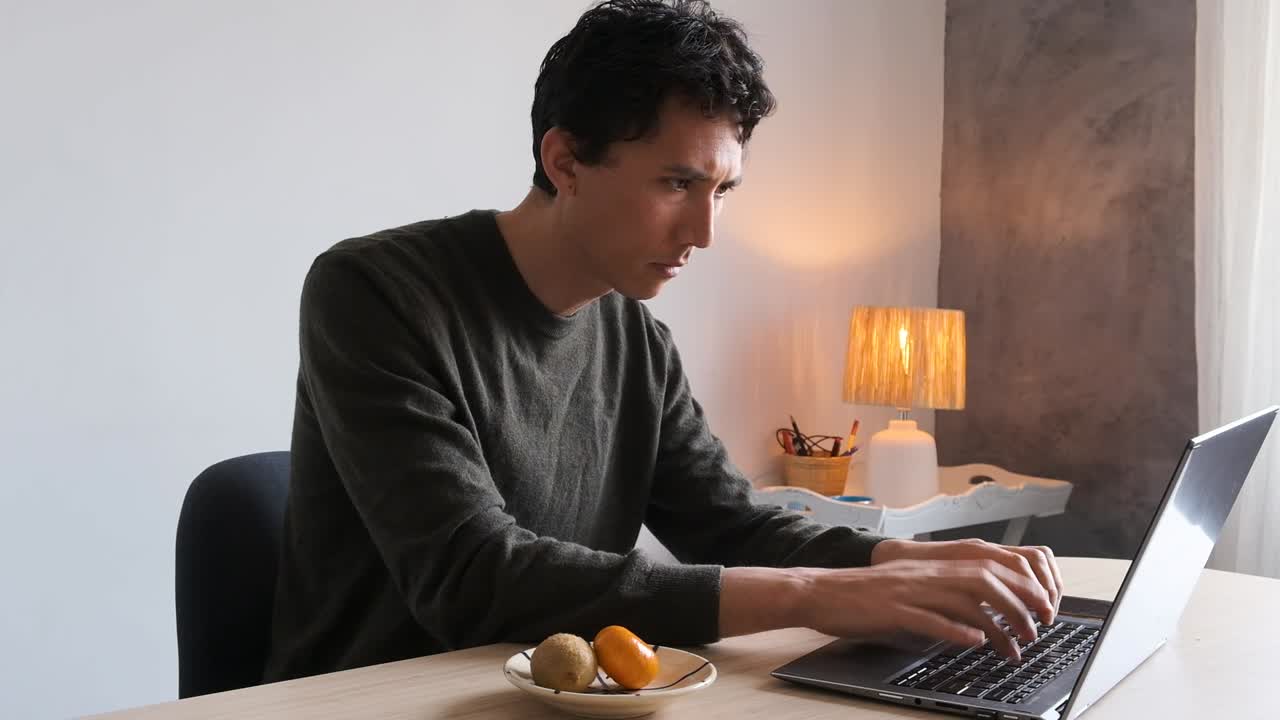 그의 컴퓨터에 화가 젊은 유라시아 노동자