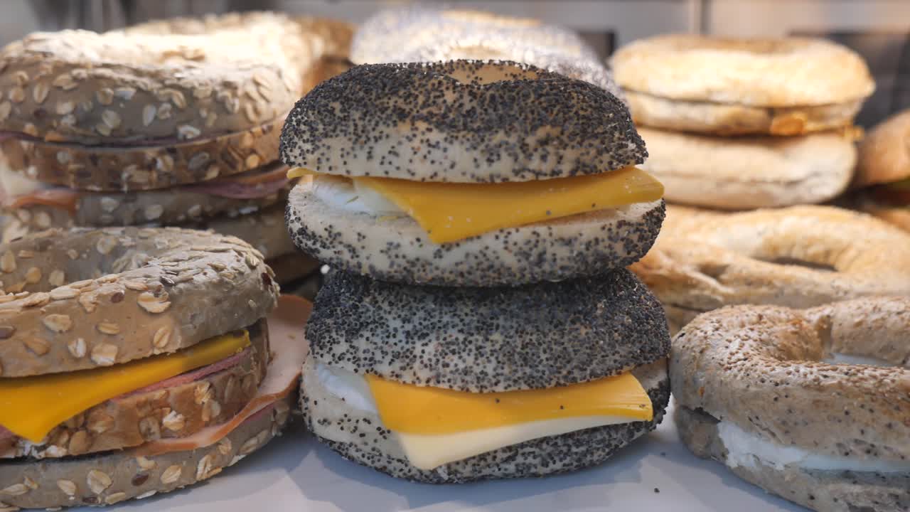 Deliziosi bagel farciti con formaggio e carne in esposizione