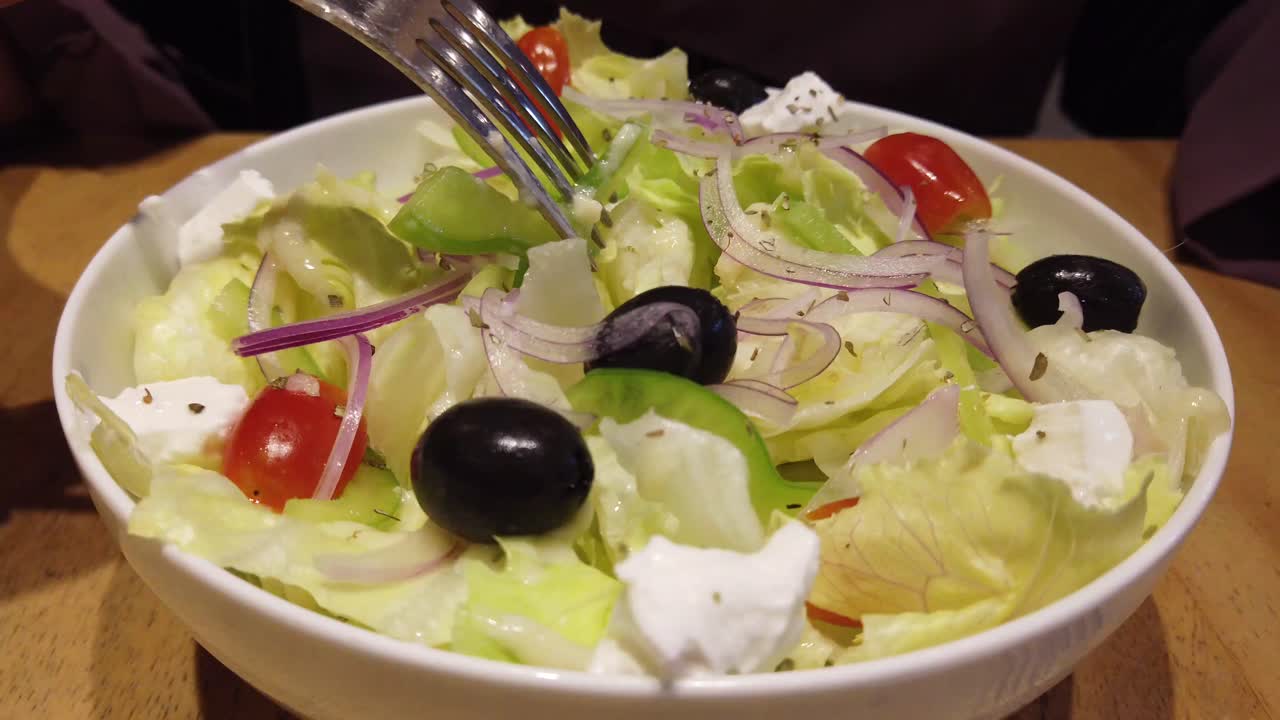 그리스 러드를 먹는 사람