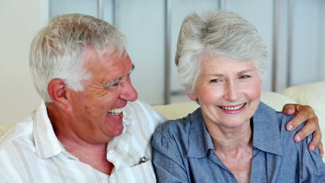 Senior-couple-sitting-on-the-couch-chatting