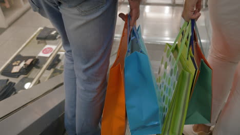 vista posterior cercana de la mujer y el hombre manos con bolsa de papel