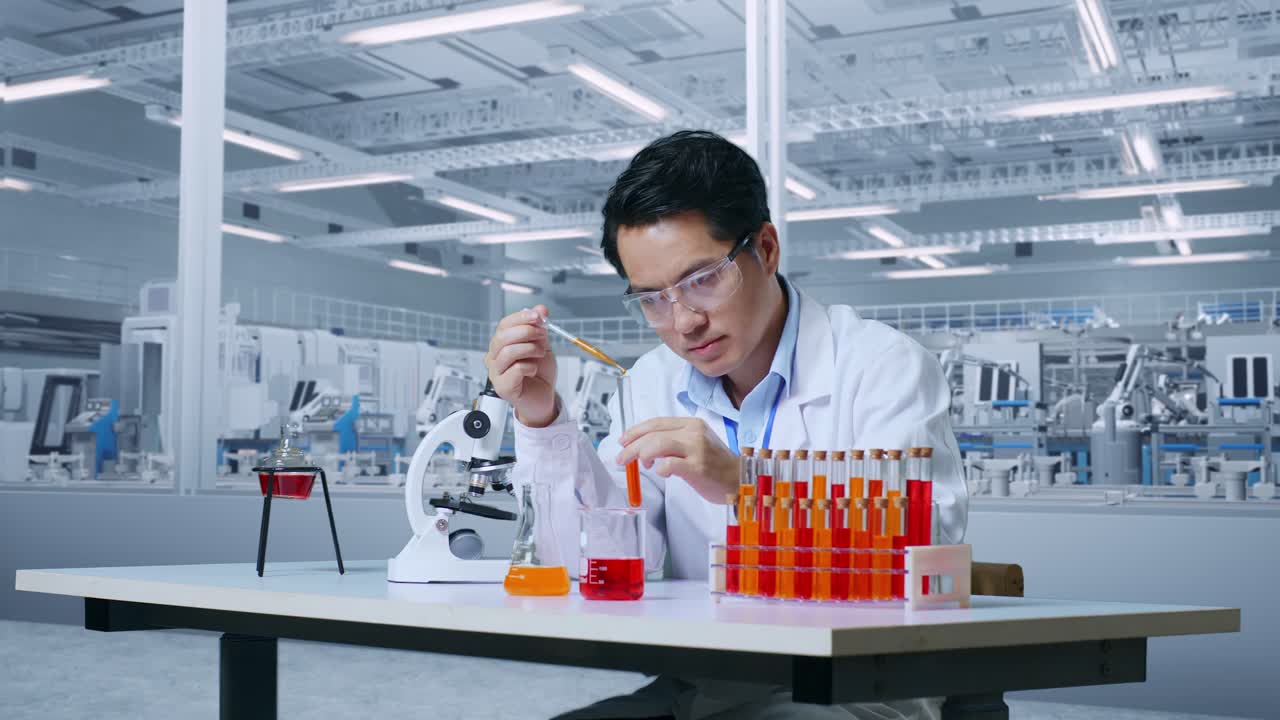 실험실에서 실험을 하는 과학자