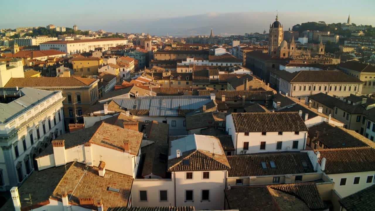 Telecamera aerea che avanza, scende su tetti di tegole, mostrando texture e una cupola per scopi di design.