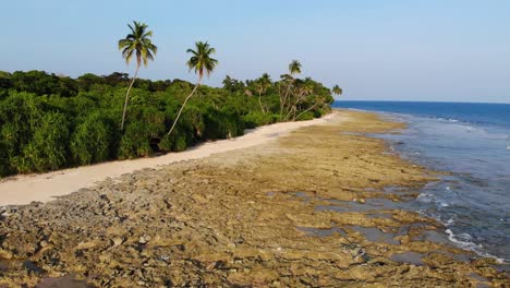 Drohnenbewegung-Von-Links-Nach-Rechts-Am-Strand-Der-Andamaneninsel-Am-Späten-Nachmittag---Die-Flut-Kommt-Herein