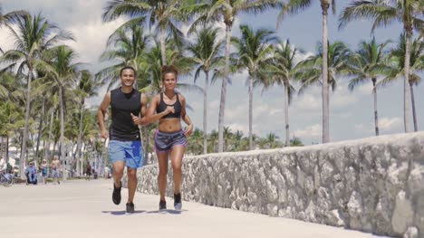 pareja trotando en un parque soleado