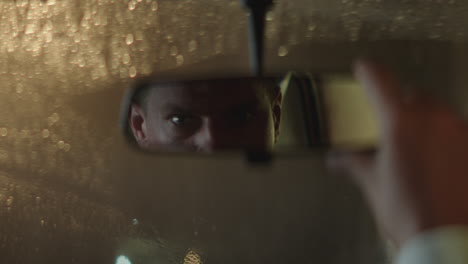 conductor en un coche en un día de lluvia