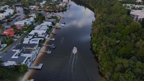 Vista-Aérea-Del-Barco-Turístico-Navegando-En-El-Río-Noosa-A-Lo-Largo-De-La-Ciudad-De-Noosa-Heads-En-Qld,-Australia