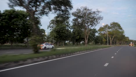 Weißes-Auto,-Das-Auf-Der-Landstraße-Vorbeifährt