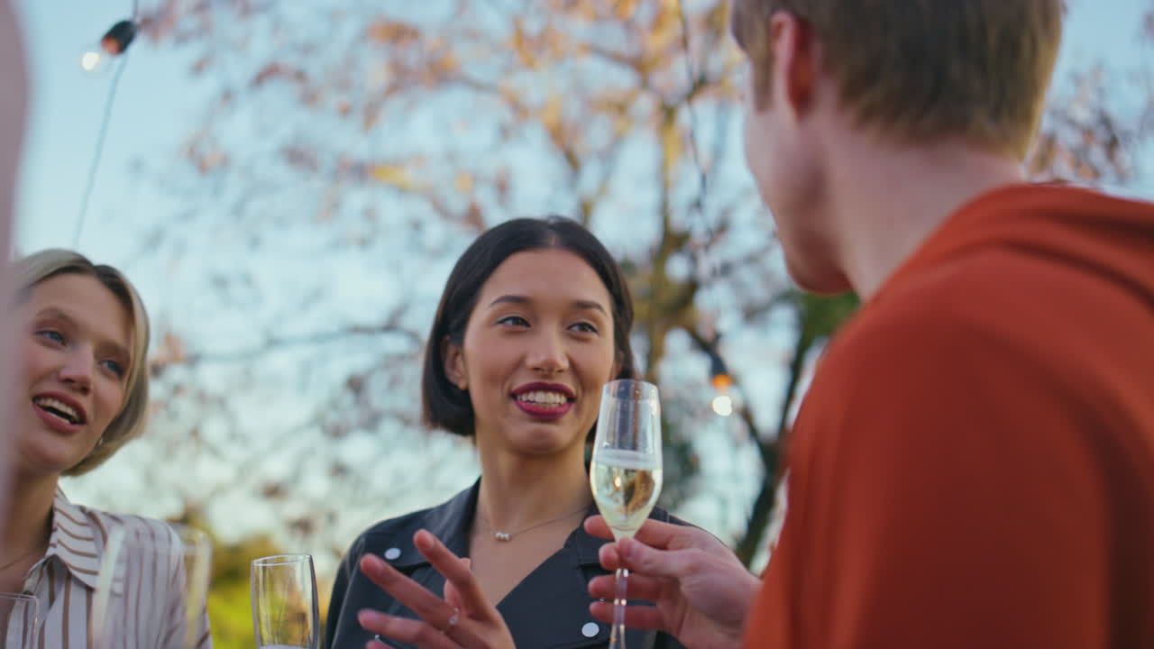 다양한 그룹 페인 파크 클로즈업. 친구들이 술집에서 파티를 축하하고 있습니다.