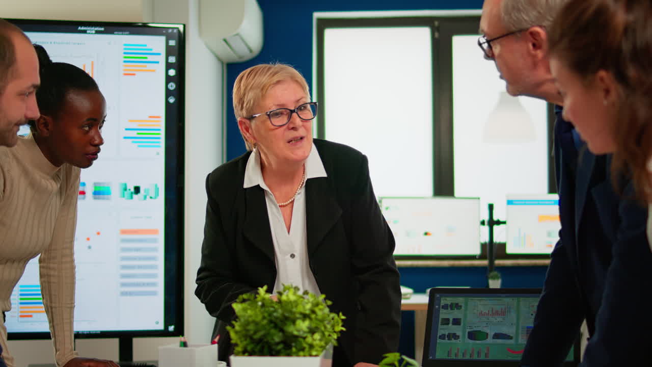 diversi colleghi uomini d'affari che discutono di questioni aziendali