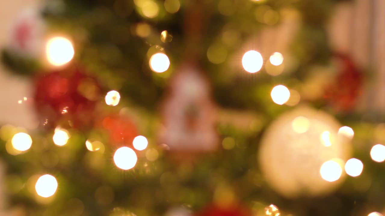 Árbol de Navidad borroso con luces festivas parpadeantes, vídeos de stock de fondo navideño