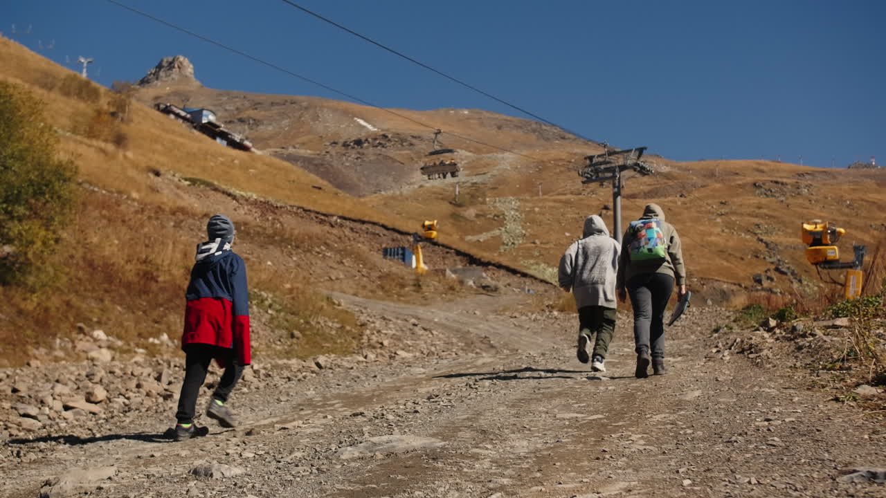 가족 들 이 산 에 산책 하는 것