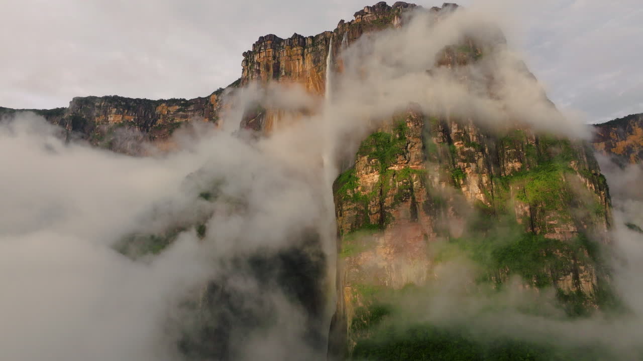 베네수엘라의 그란 사바나에 있는 카나이마 국립공원에서 해가 뜨면 안개 구름과 함께 웅장한 천사가 떨어집니다.