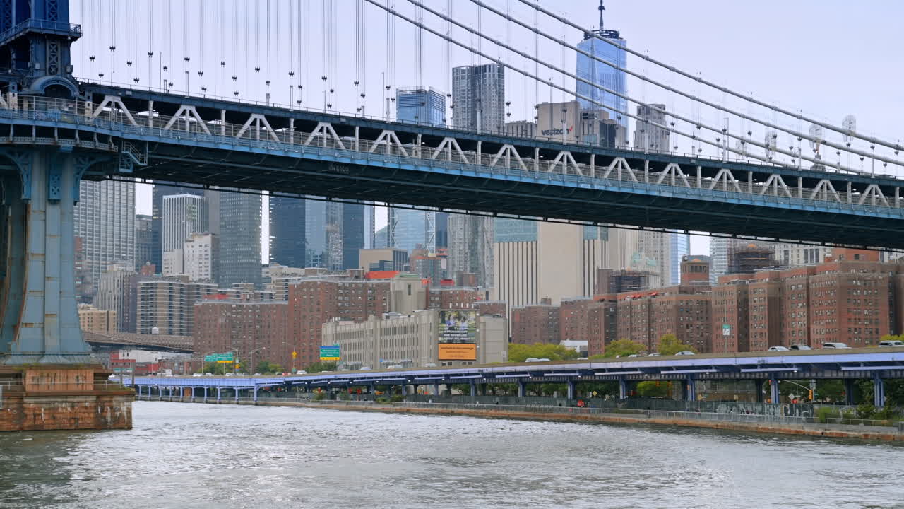 New York, USA, 16. juli 2025: Manhattan Bridge over East River med New Yorks skyline i bakgrunnen. Manhattan Bridge spenner over East River med moderne skyskrapere i New York City synlig i bakgrunnen