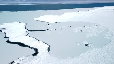 Drohnenschwenk-Aus-Der-Luft-über-Den-Gefrorenen-Ozeansee---Klimawandel-Und-Globale-Erwärmung-4k