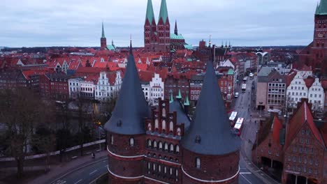 Antigua-Estructura-Medieval-Holsten-Tor-En-Lübeck,-Alemania