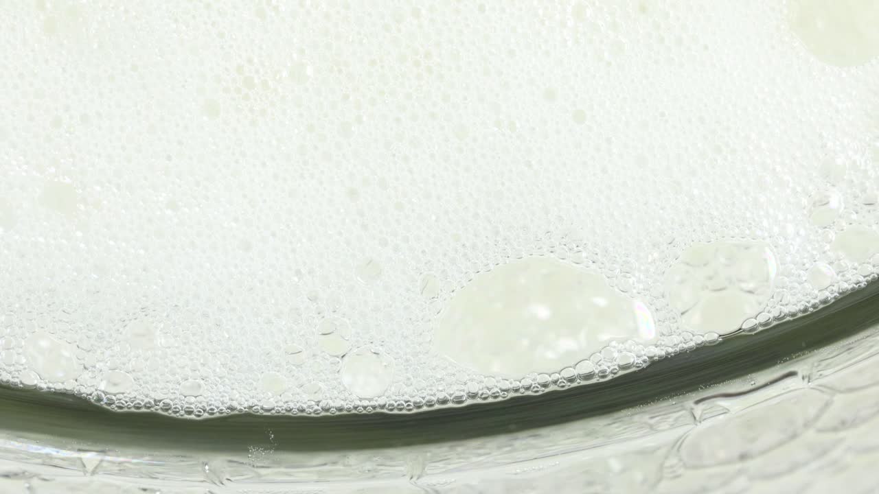 투명한 유리병에서 자라고 반응하고 폭발하는 수백만 개의 거품 그룹