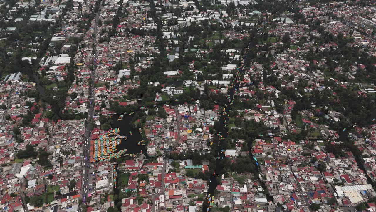 CDMX'teki Xochimilco'nun sokakları ve kanallarının havadan drone görüntüsü.