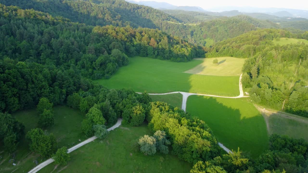 Wspaniałe zielone łąki wysoko na słoweńskich wzgórzach.
