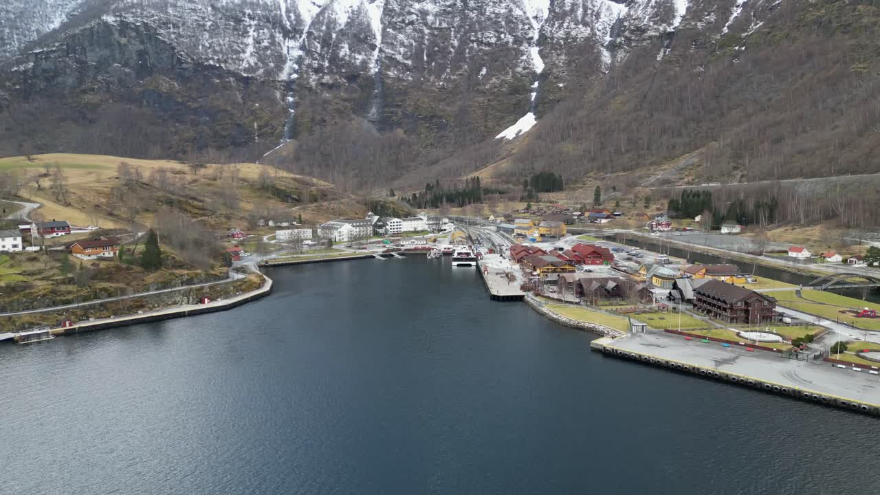 tomada de avión no tripulado de la ciudad de falm y los fiordos en noruega durante el invierno por la mañana
