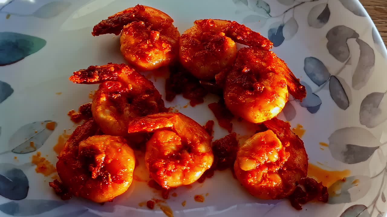 Gamberi piccanti alla griglia serviti su un piatto decorativo a Jelgava, Lettonia