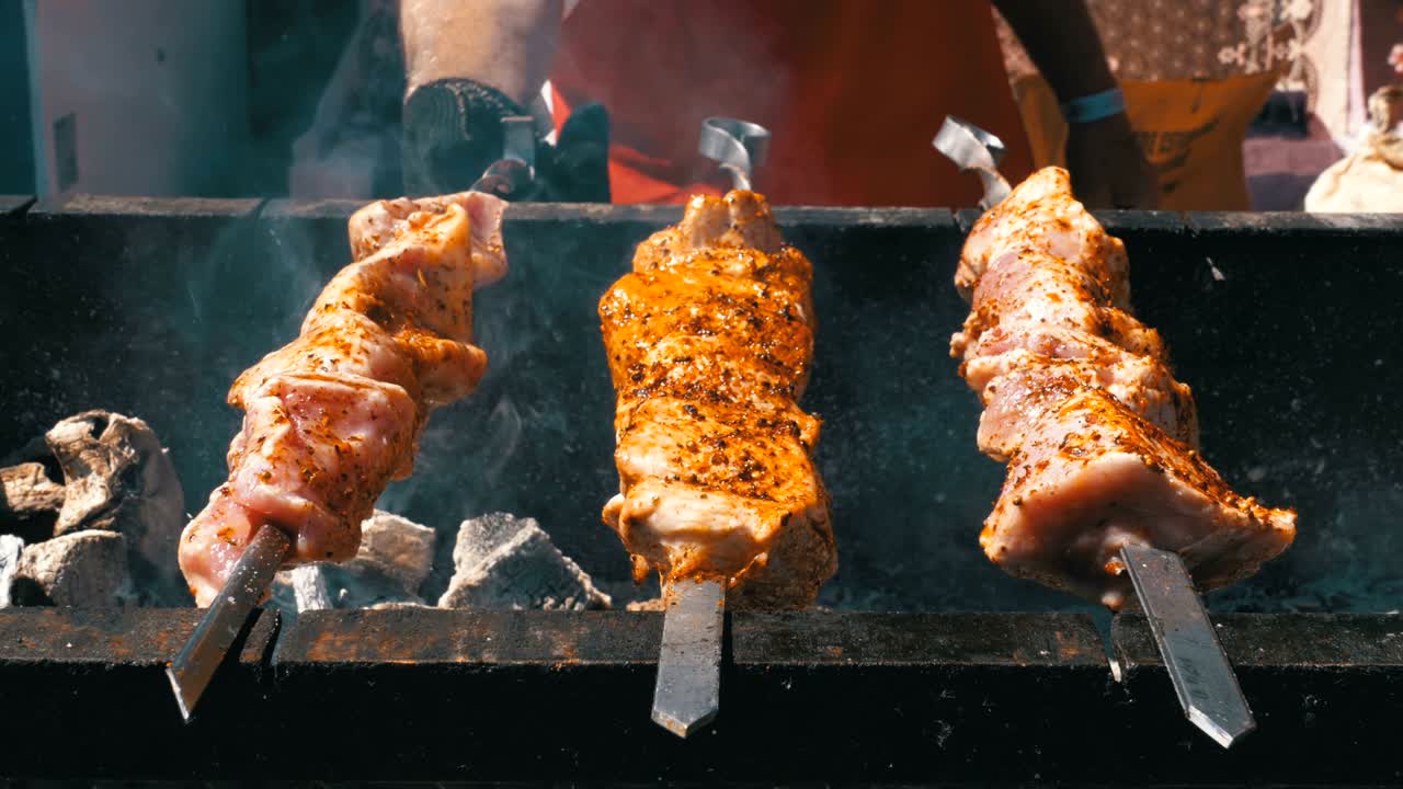 shish kebab cocinado en la parrilla en la naturaleza. comida callejera. carne asada en pinzas