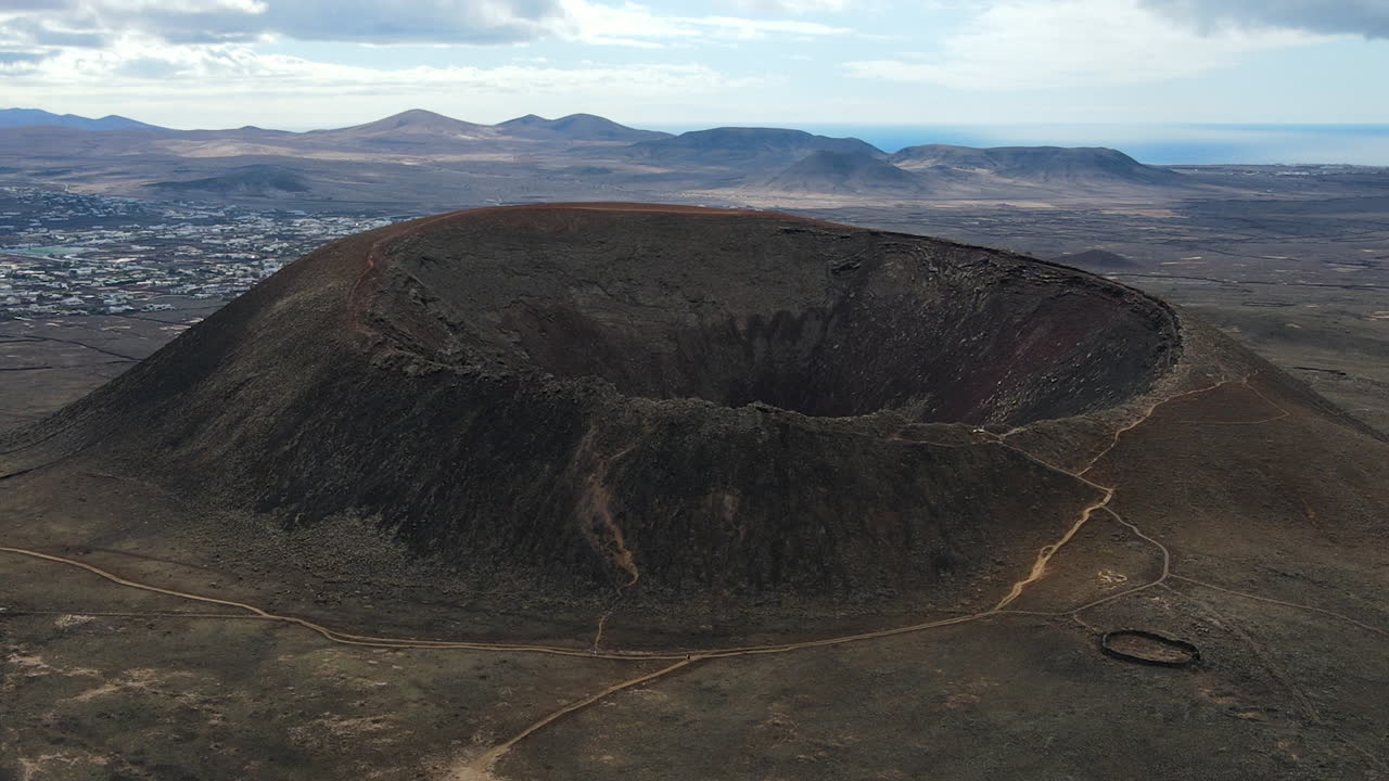 una vista aérea del volcán calderón hondo en fuerteventura, españa