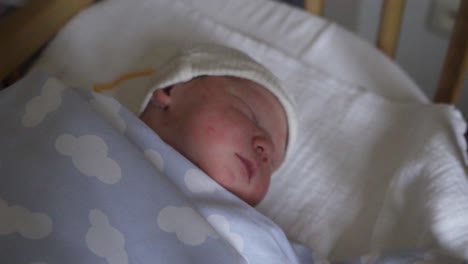 bebé recién nacido, de 5 horas de edad, durmiendo en una cama de hospital, tranquilo y pacífico