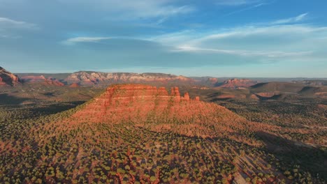 montañas de roca roja al atardecer en sedona, arizona - toma aérea de drones