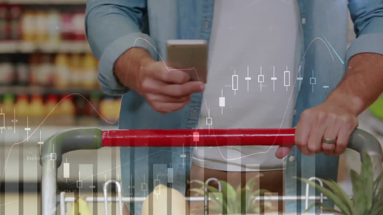 procesamiento de datos financieros contra un hombre que usa un teléfono inteligente mientras compra comestibles