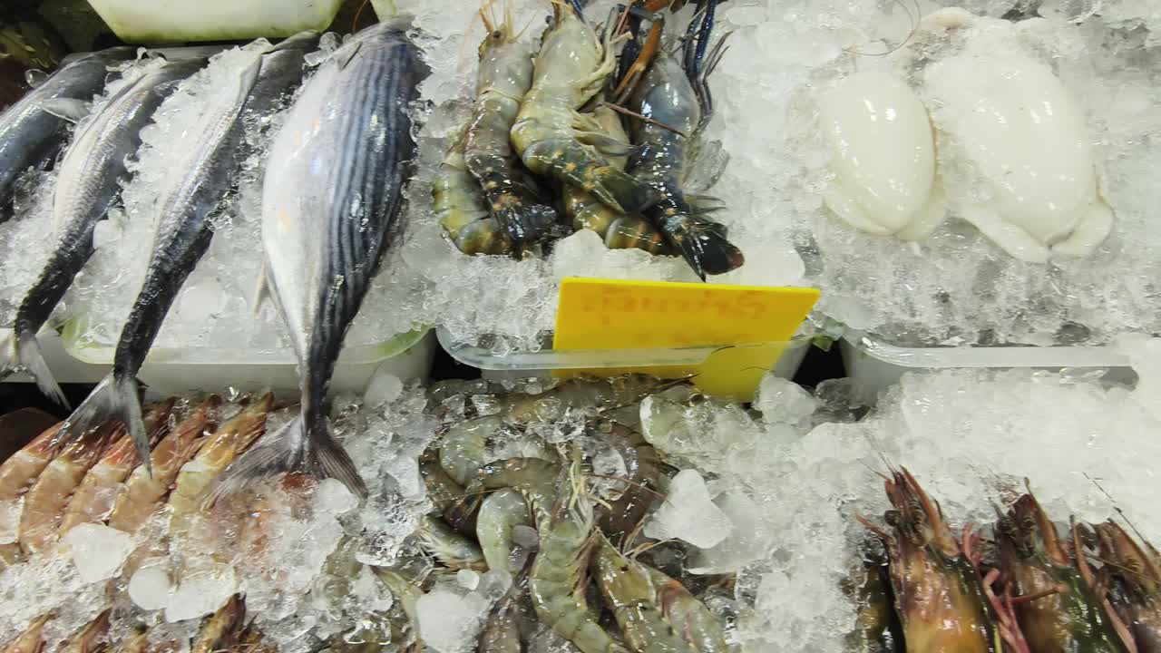 시장 에서 신선 한 해산물 전시