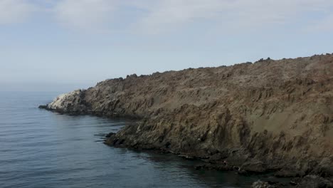 hermosa vista aérea de una playa tranquila y pacífica llamada puerto inca, ubicada en perú