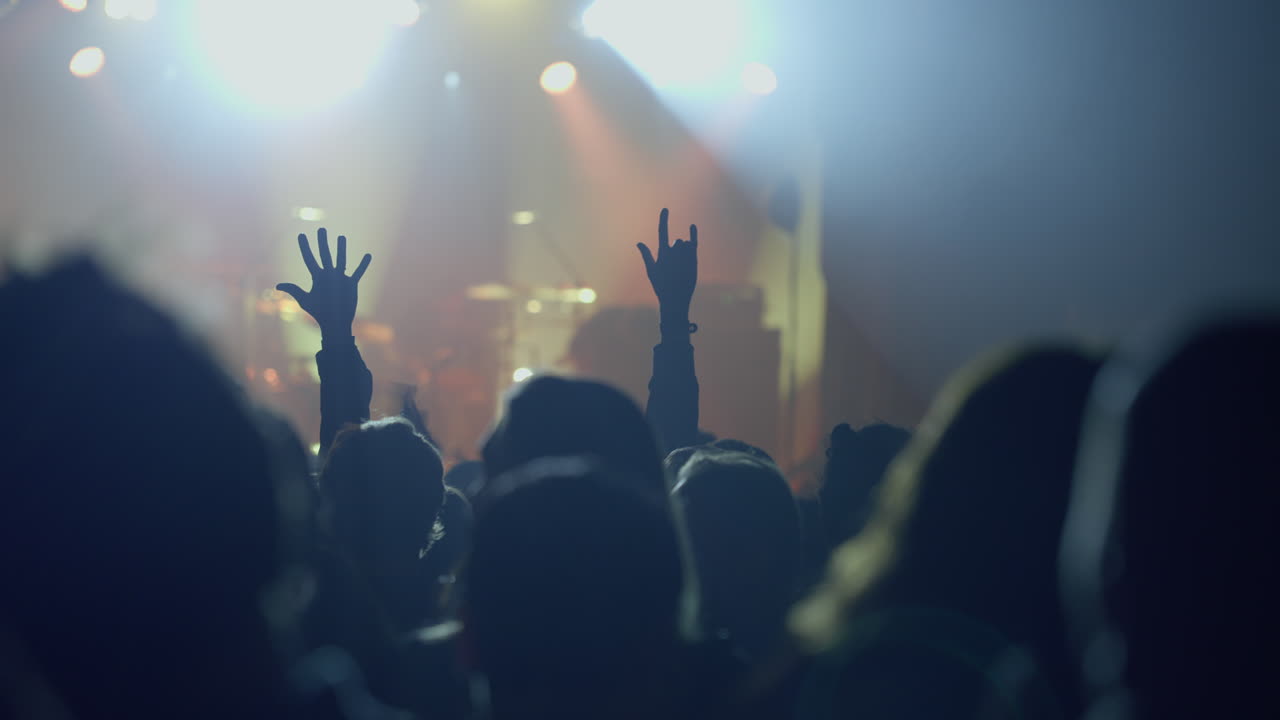 Silhuetas da Multidão Levantando as Mãos em um Show de Música ao Vivo