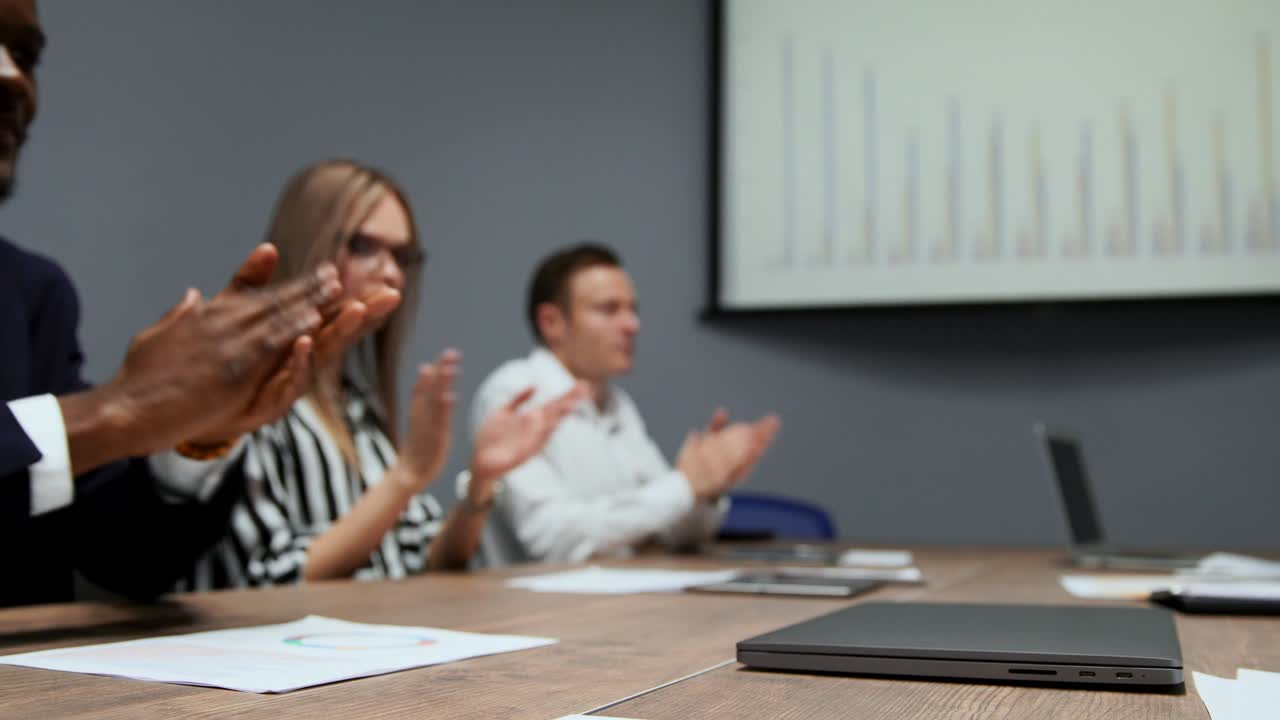 - primer plano de un empresario afroamericano en traje estrechando la mano con un empresario europeo concluyendo importante