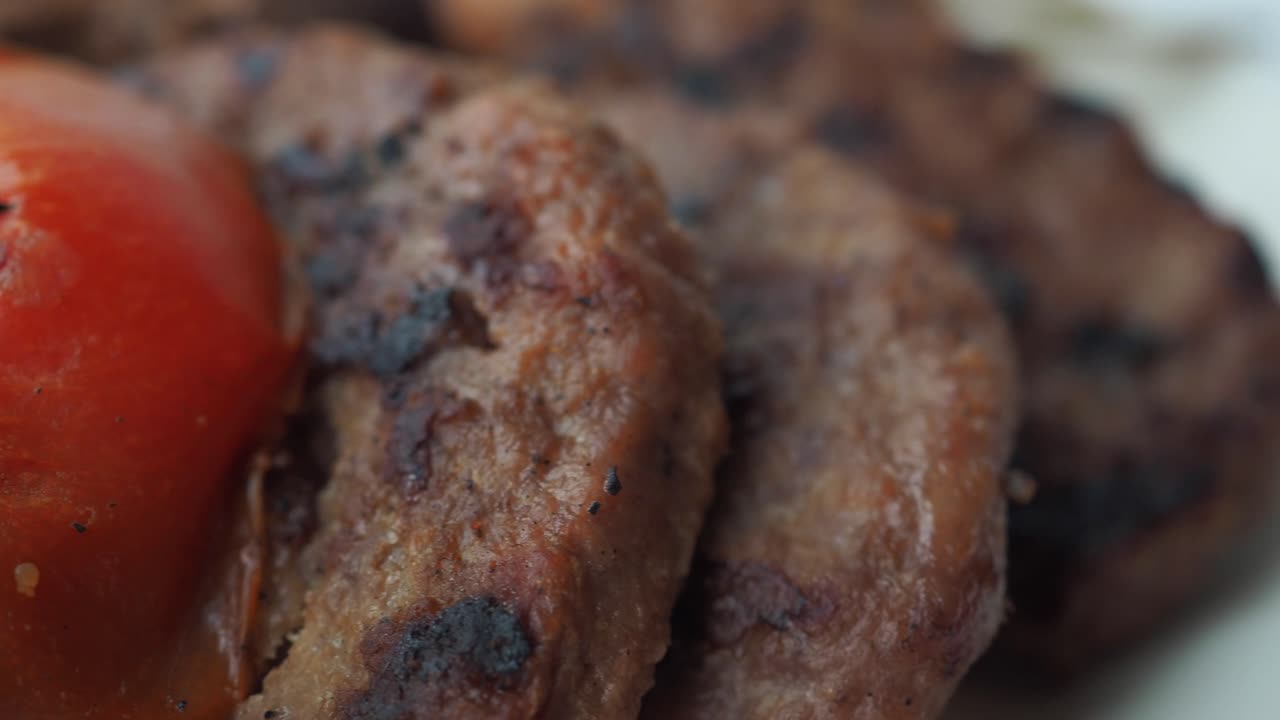 Primer plano de albóndigas a la parrilla con tomate