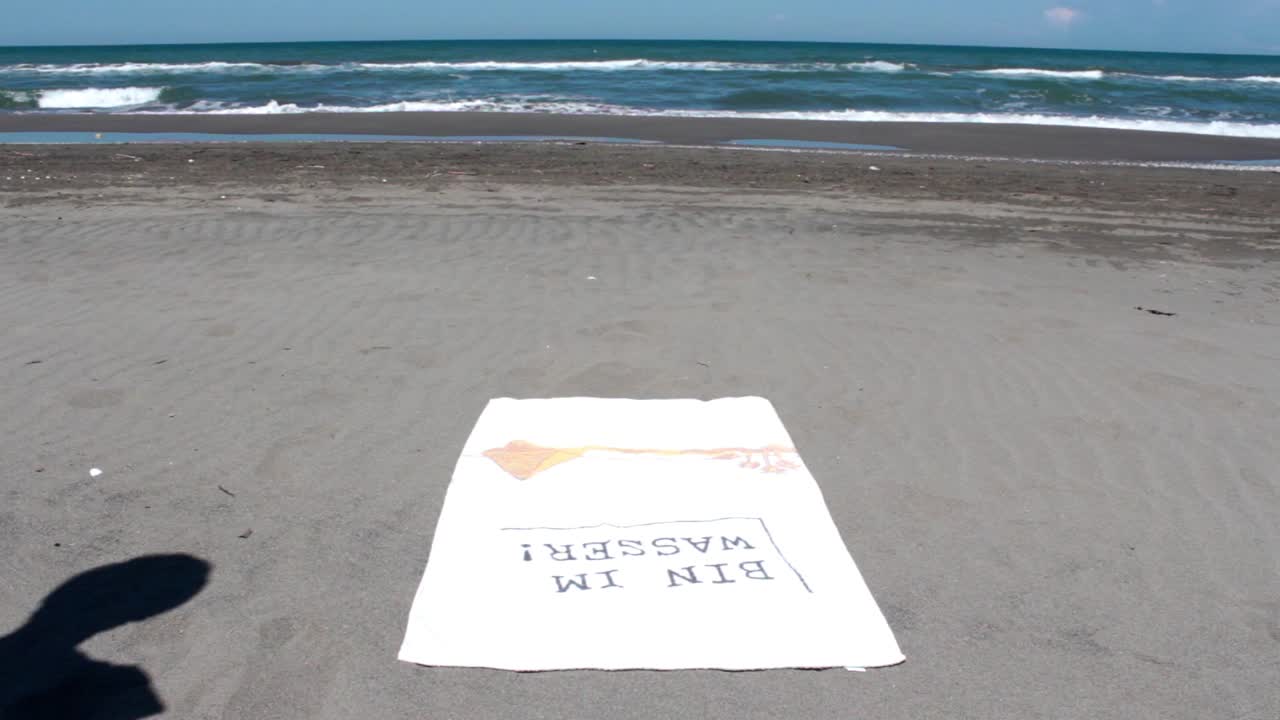 해변에서 잠을 자고 있는 젊은 남자