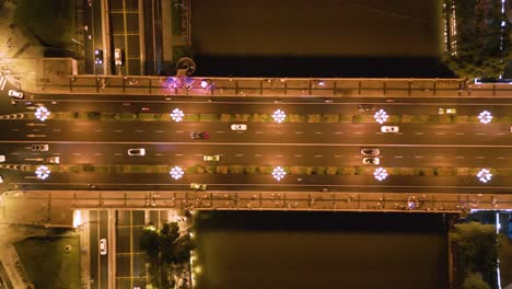 Vista-Aérea-Del-Tráfico-De-La-Ciudad-Vista-De-Pájaro-Por-La-Noche,-Chengdu,-China