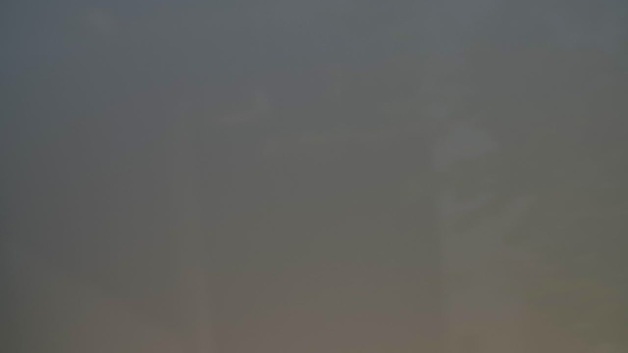 un hombre insertando la llave en la cerradura de su auto, abriendo la puerta, entrando y cerrándola