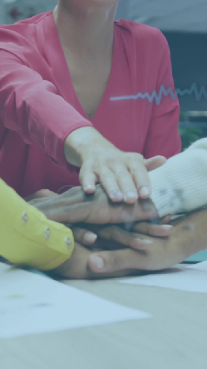 Animazione di elaborazione dati finanziari su diversi professionisti che uniscono le mani in ufficio