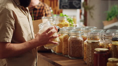 человек в супермаркете проверяет продукты