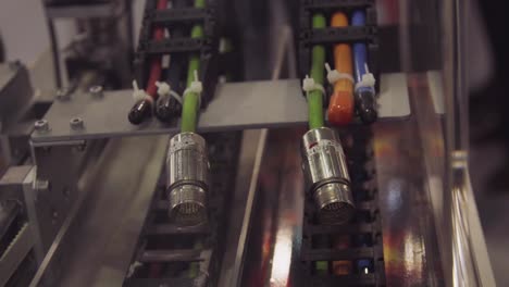 primer plano del sistema de gestión de cables industriales
