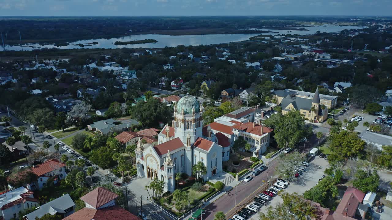 Chiesa storica con architettura a cupola distintiva in una zona residenziale di St. Augustine, in Florida, con strade fiancheggiate da auto e il fiume Matanzas visibile sullo sfondo in lontananza
