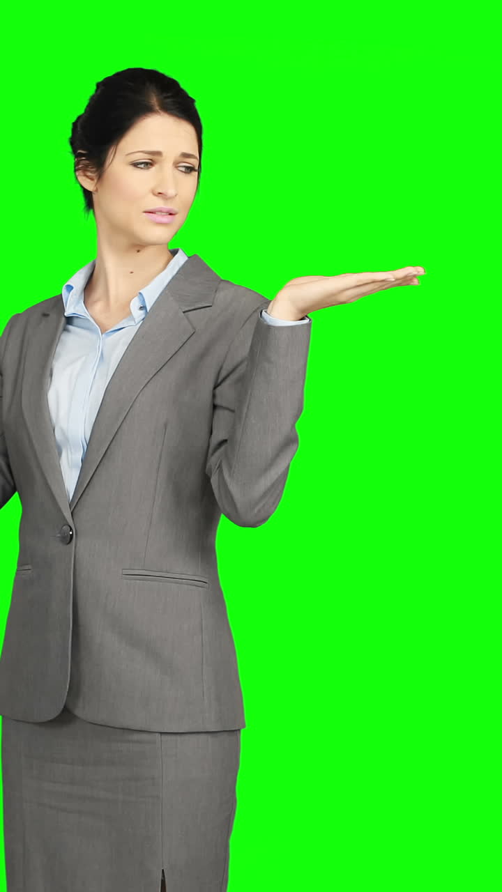 mujer de negocios presentando algo bonito