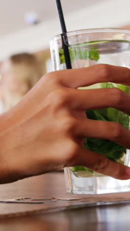 mujer con un vaso de cóctel