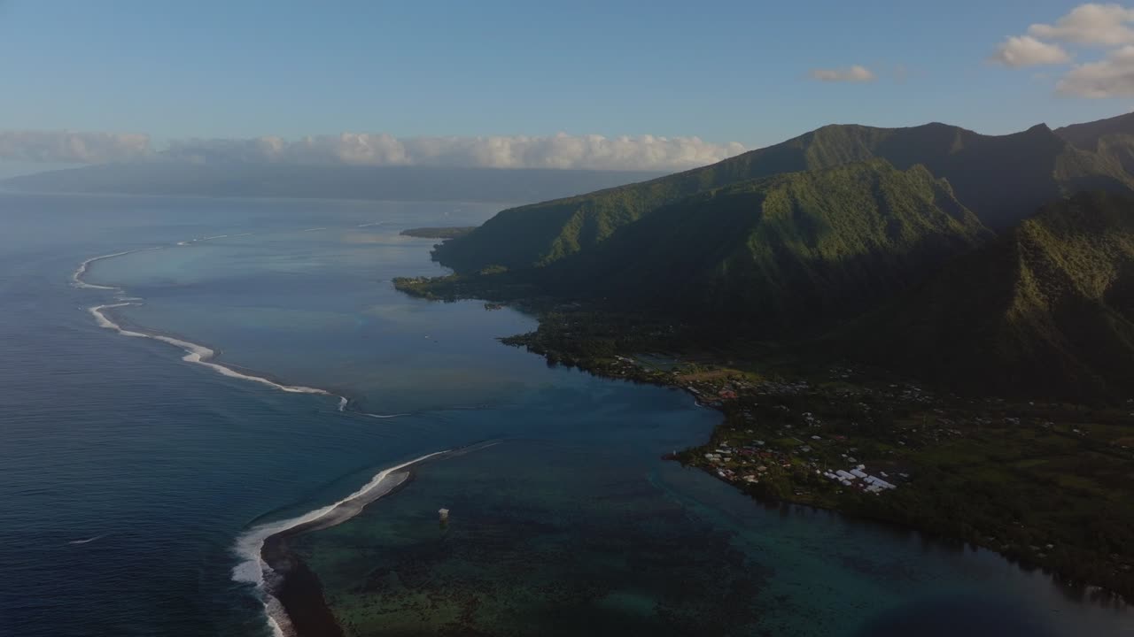 mañana amanecer volcán isla montañas teahupoo tahiti dron aéreo polinesia francesa sur del pacífico canal de olas de surf arrecife wsl surfing lugar olímpico arriba de la costa costa arrecife de coral círculo a la izquierda