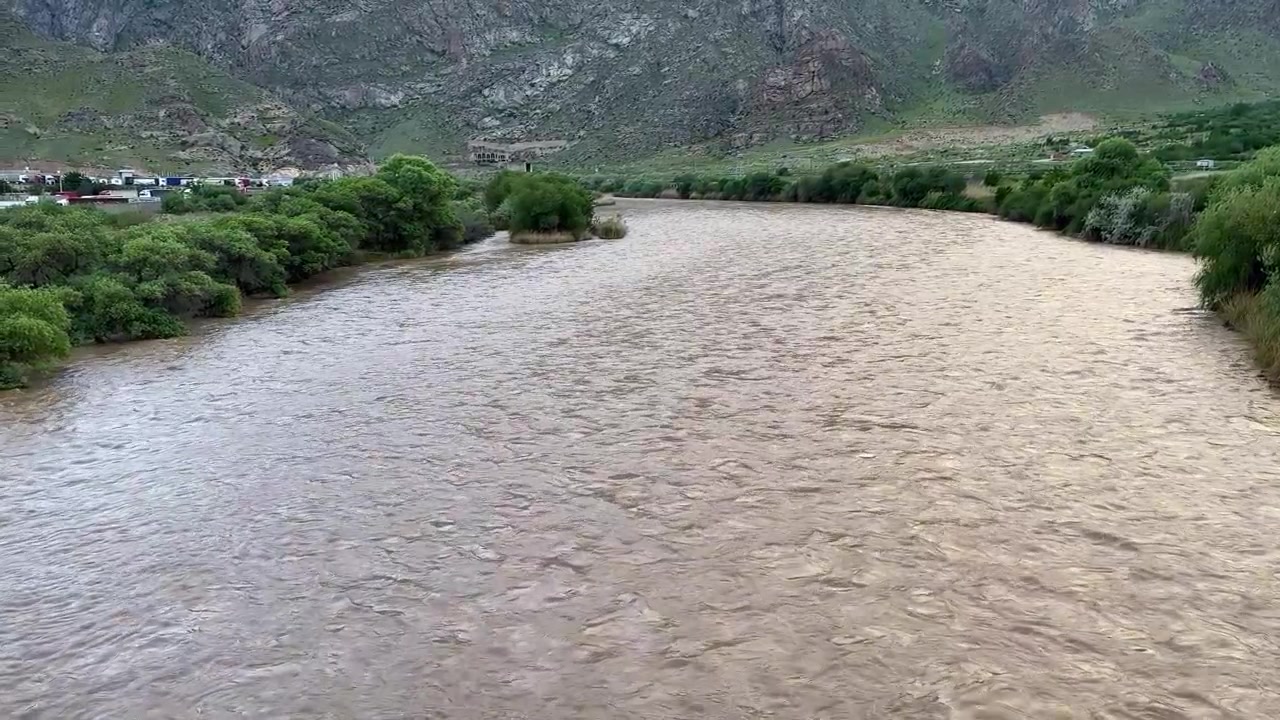 Aras-floden i grænseområdet mellem Iran, Armenien og Kaukasus. Grænseoverskridende vandvej, landbrugsvanding på landbrugsjord, landligt landskab, naturskøn flodbred, ferskvandsdal, bjerge, panorama, sommer
