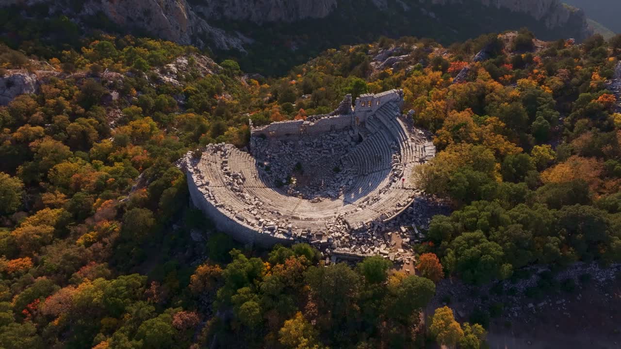Foglie autunnali intorno alle rovine del teatro dell'antica città di Termessos, in Turchia