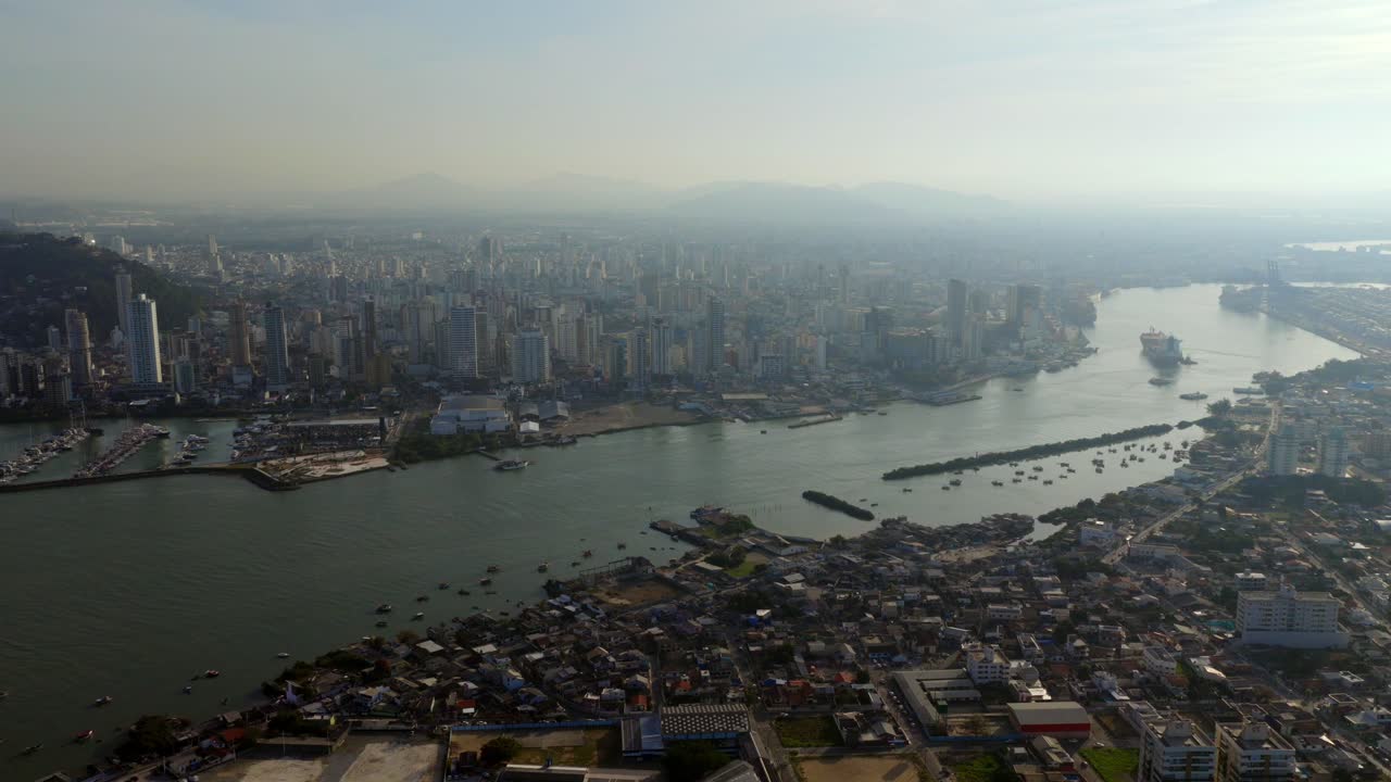 Vista aerea di un paesaggio urbano con fiume e grattacieli