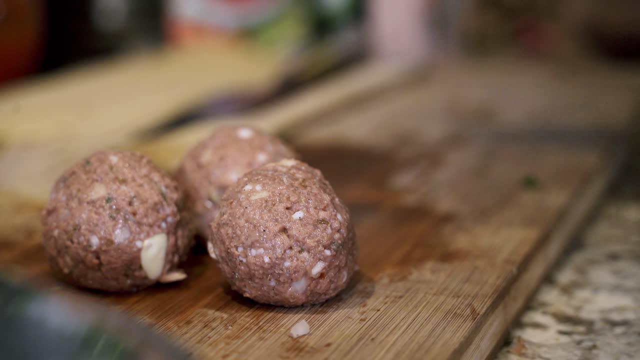 preparando más allá de las albóndigas veganas preparando ingredientes para hacer más allá de la carne vegana con espagueti y salsa de carne