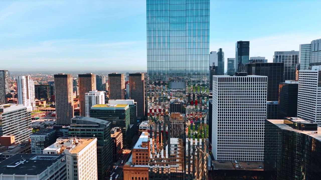 Volando vicino al grattacielo con finestre a specchio nel centro di Chicago, Illinois, USA. Moderni edifici per uffici nel centro città. Prospettiva aerea